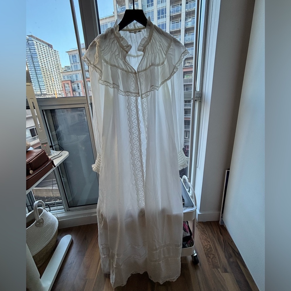Rose Tree | White Ruffled Duster